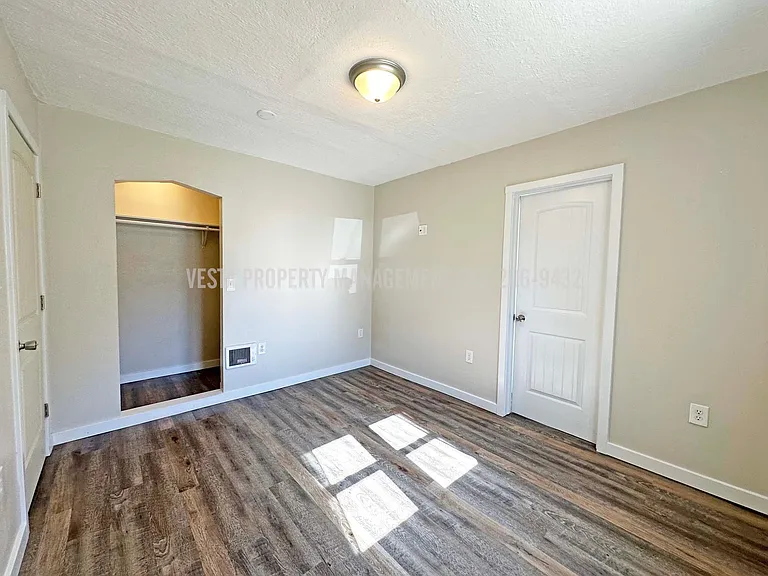 586 28th St #4 — Photo 8