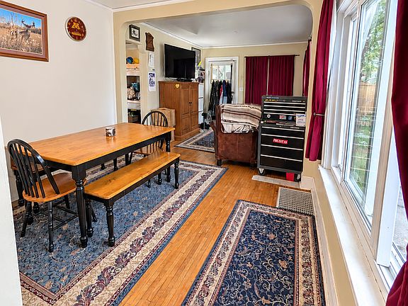 3rd image of 2082 Manitou Ave