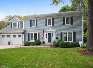 209 Tanglewood Ln, Naperville, IL 60563