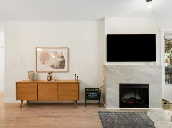 1111 E 27th St #218, North Vancouver, BC V7J 1S3