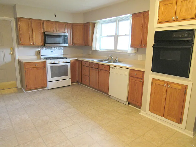 3645 S Rogers St — Photo 15
