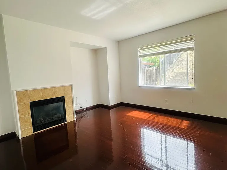 1009 Craftsman Dr — Photo 3