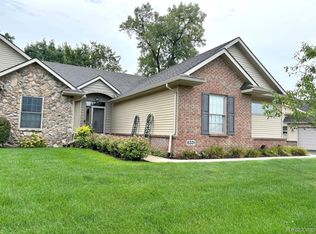 6331 Sycamore View Dr, Brighton, MI 48116