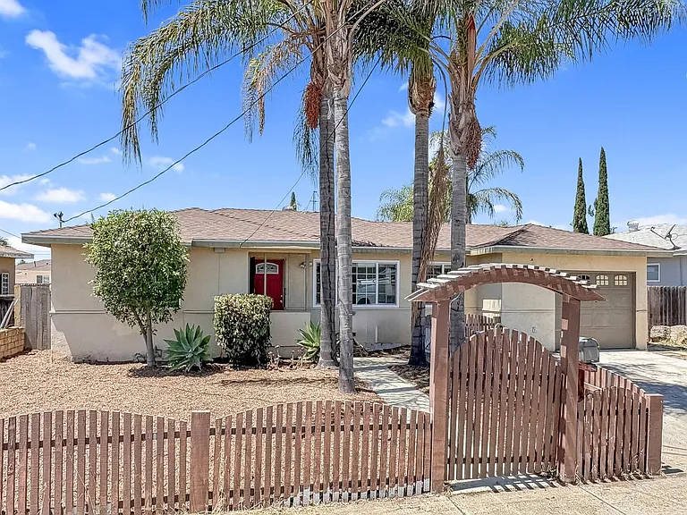 839 N Midway Dr — Photo 2