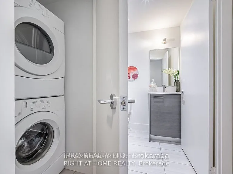 630 Queen St E #413 — Photo 12