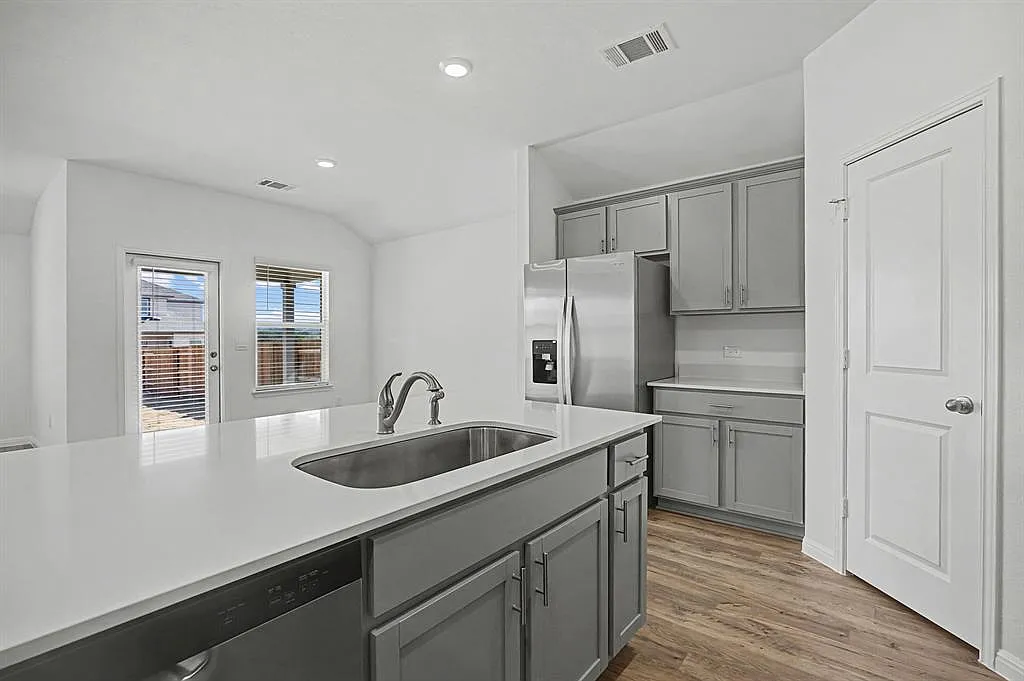4 bed, 2.0 bath, 1859 sqft, $2,295 — Photo 4