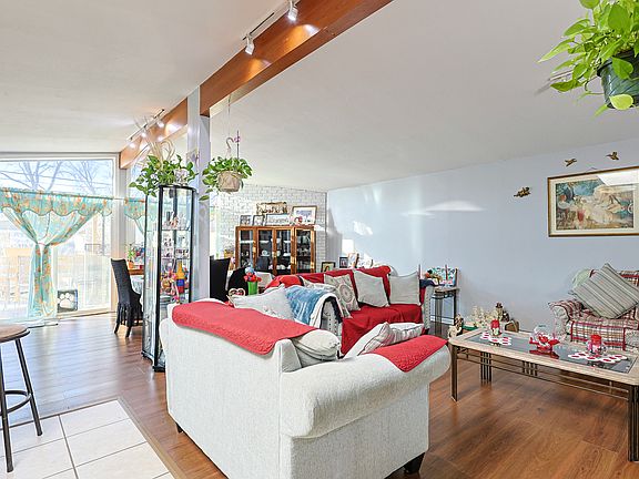 4th image of 372 Nancy Ln