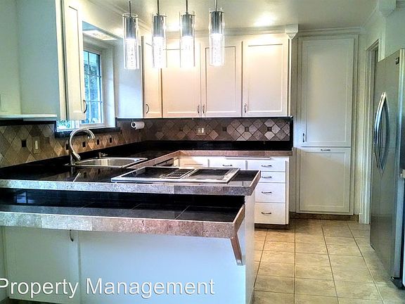 4th image of 831 S 299th Pl
