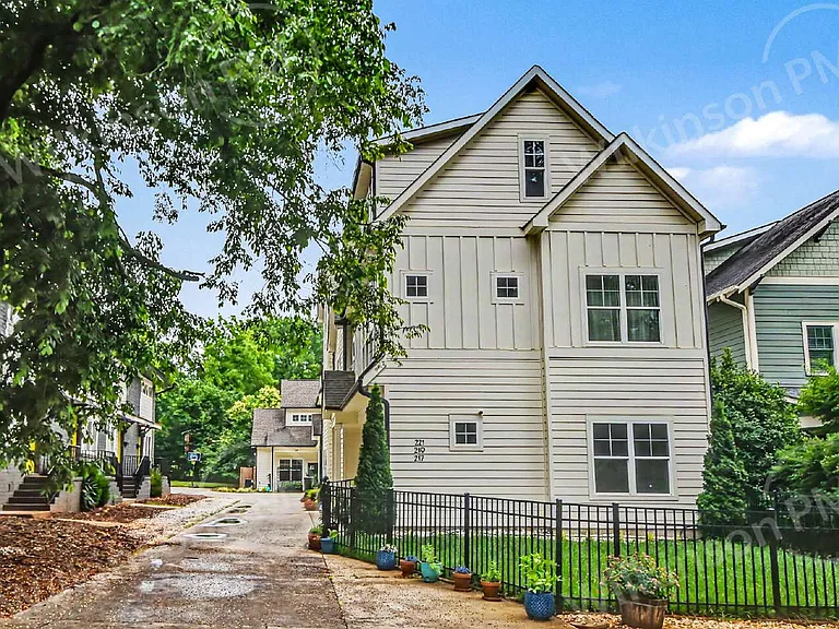 221 Gardner Ave — Photo 49
