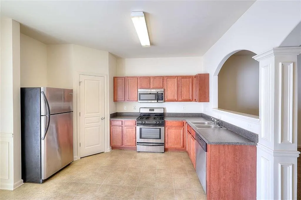 3 bed, 2.5 bath, 1616 sqft, $2,200 — Photo 2