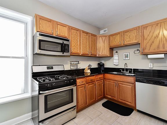 4th image of 2528 W Belden Ave