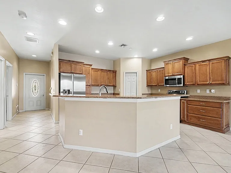 627 SW 47th Ter #627 — Photo 7