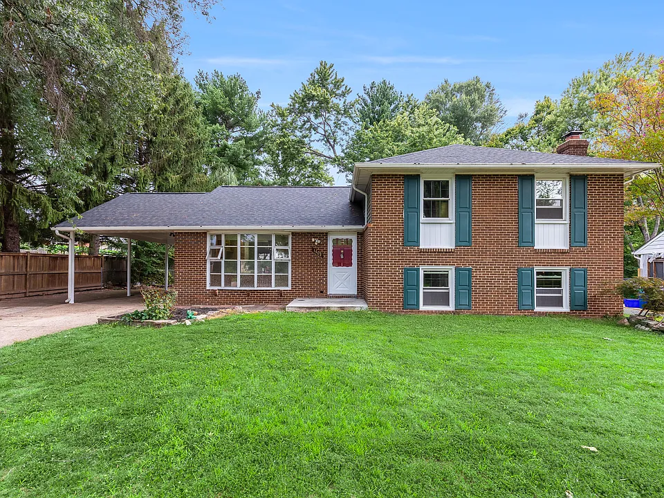 1402 Mullins St