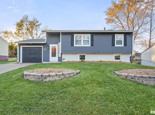 4036 Hillandale Rd, Davenport, IA 52806