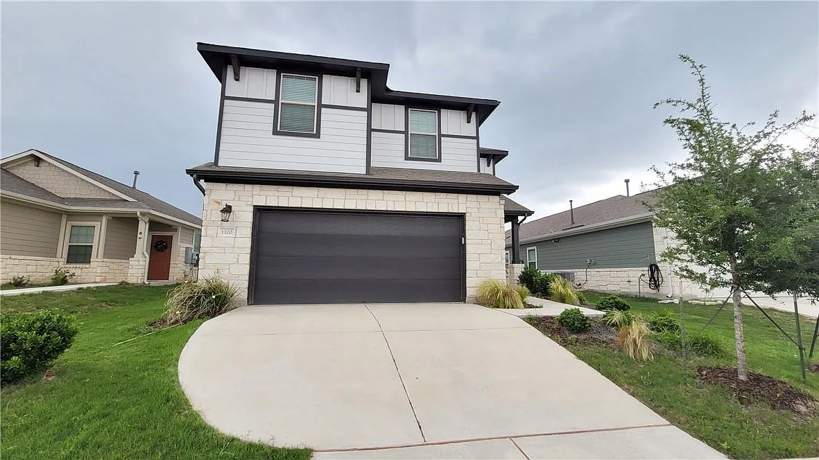 5 bed, 3.0 bath, 2409 sqft, $2,550 — Photo 2