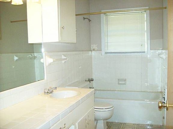 4th image of 304 N Meadowbrook Dr
