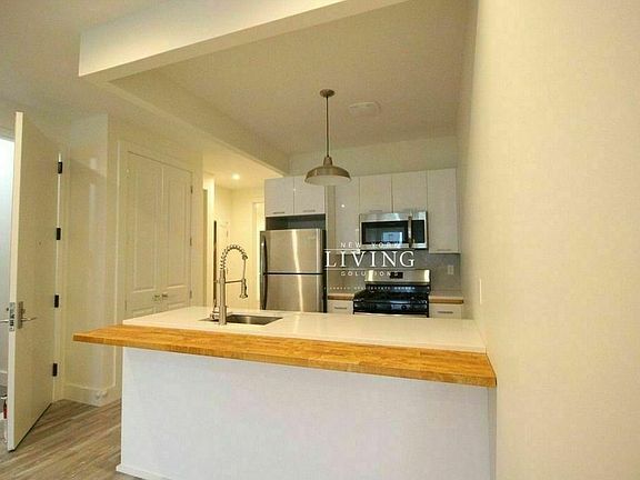 2nd image of 2099 Pacific St #4