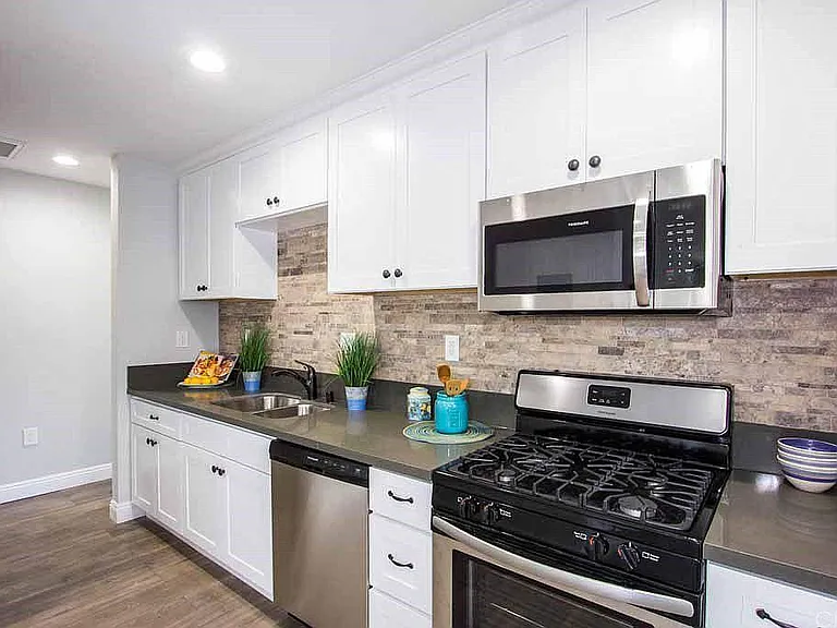 7758 Tujunga Ave — Photo 6