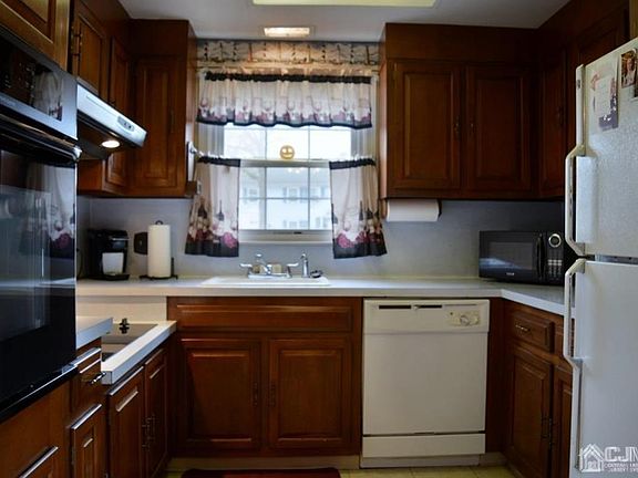 5th image of 142 Putney Ln #A