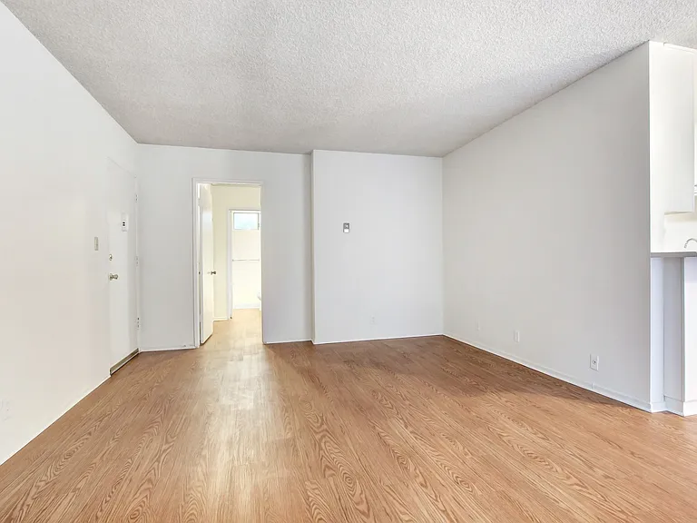5292 Newcastle Ave — Photo 6