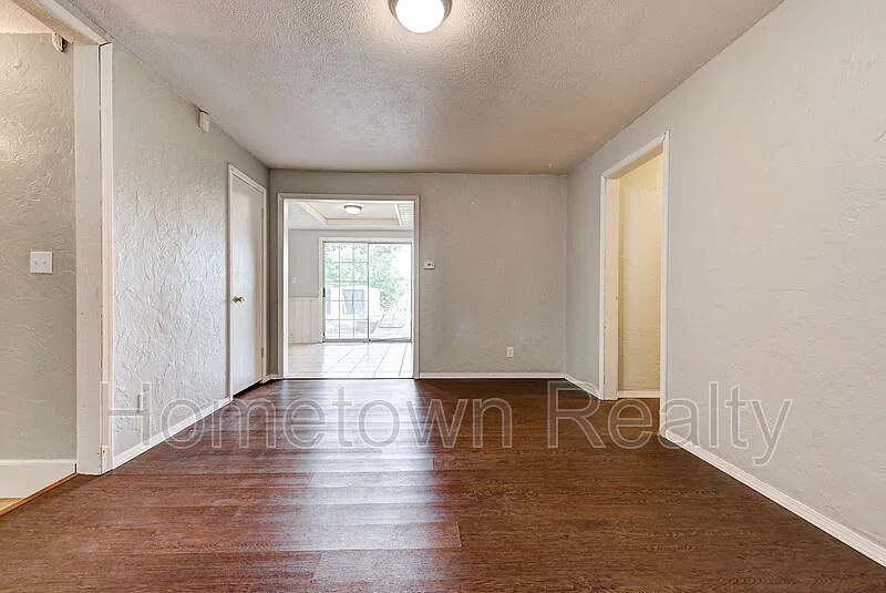 3 bed, 1.5 bath, 1291 sqft, $1,295 — Photo 3