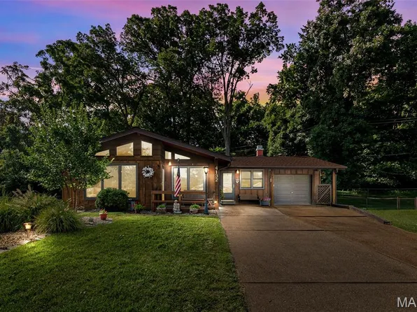 4132 Pasco Dr, Saint Louis, MO 63129