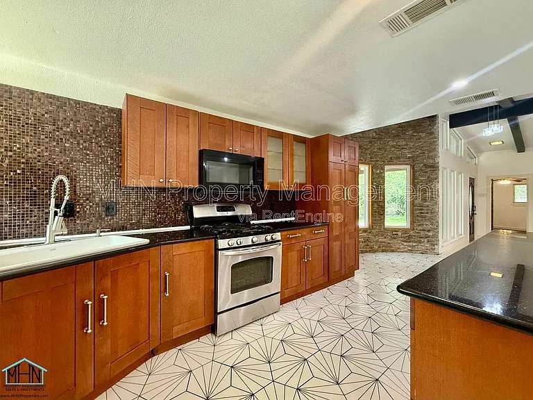100 Bluet Ln — Photo 7