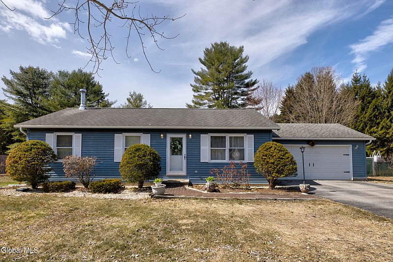 4th image of 12 Pinewood Hollow Road