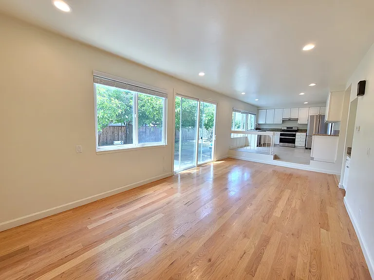 1093 Jamaica St — Photo 6