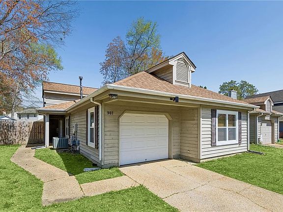 3rd image of 907 Woodcreek Dr