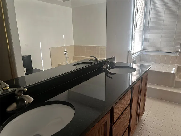 6330 Odessa Dr — Photo 10