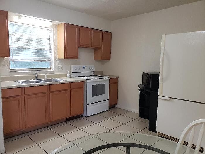 1st image of 1884 NE 77th St APT 5