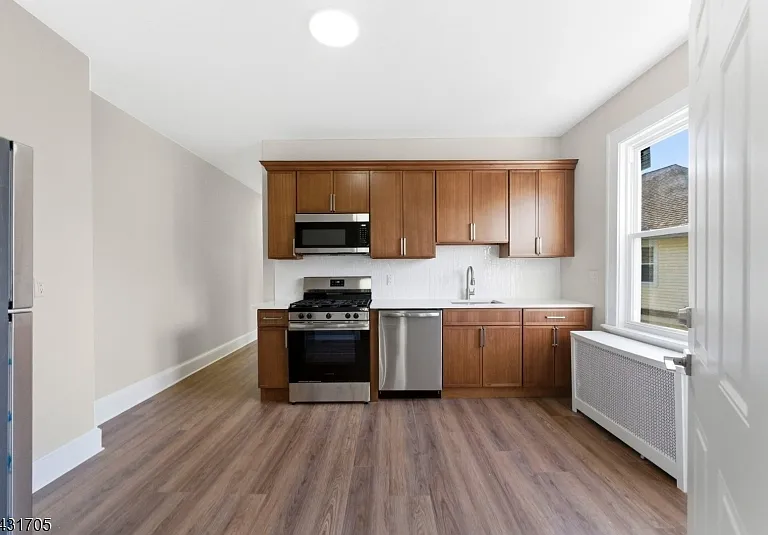 1 Bay Ave #3 — Photo 2
