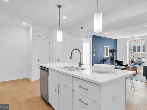 825 Bainbridge St #202, Philadelphia, PA 19147