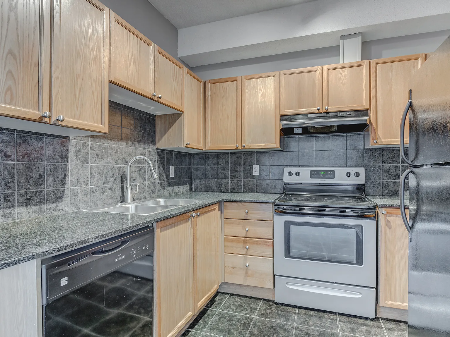 Great 2 Bedroom Condo WITH Underground Parking! 8 Prestwick Pond Terrace SE (CP146) — Photo 2