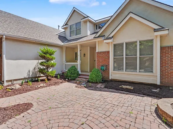 912 Summerfield Ct, Lawrence, KS 66049