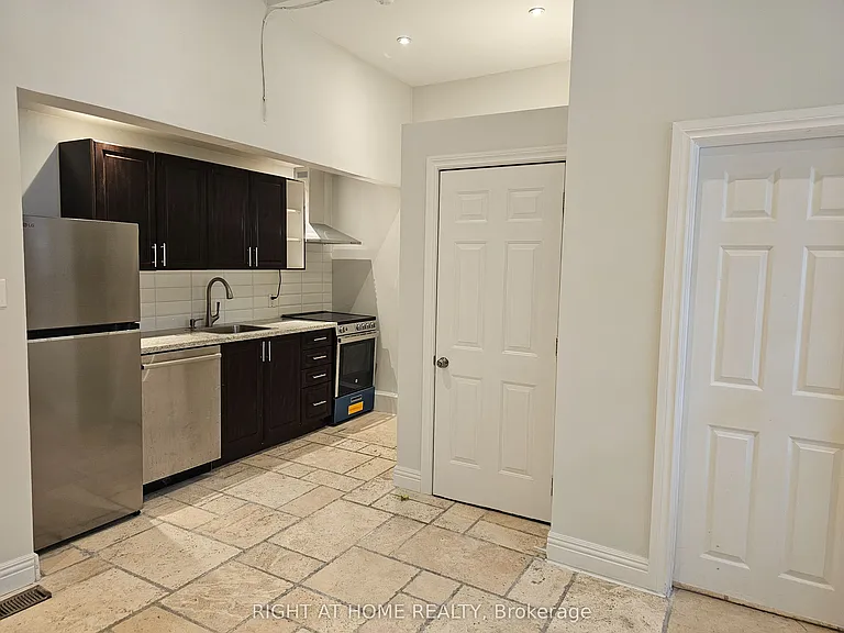 550 Yonge St #2F — Photo 4