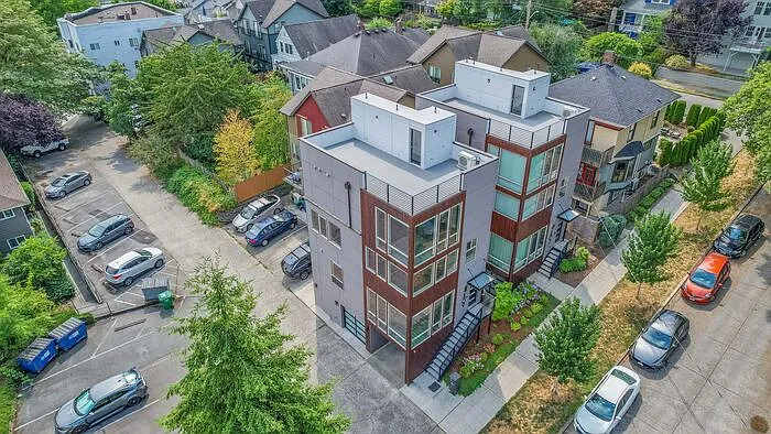 2409 E Thomas St — Photo 39