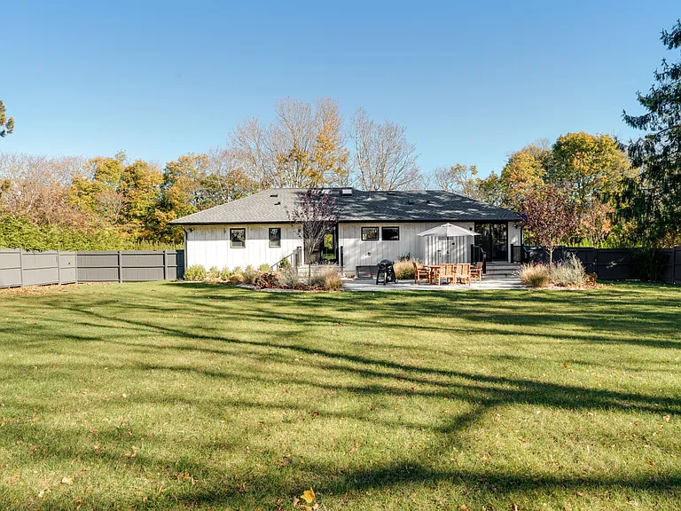 470 Harbor Ln — Photo 2