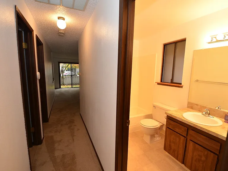 12300 SW Sussex St — Photo 7