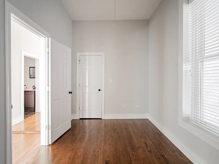 933 W Newport — Photo 12