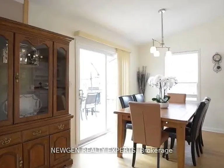 11 Lawrence Cres — Photo 5