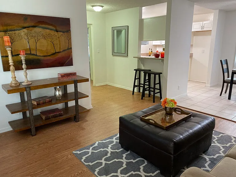 Topanga Apartments — Photo 12