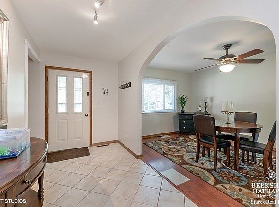 2nd image of 301 Greenbrier Ln