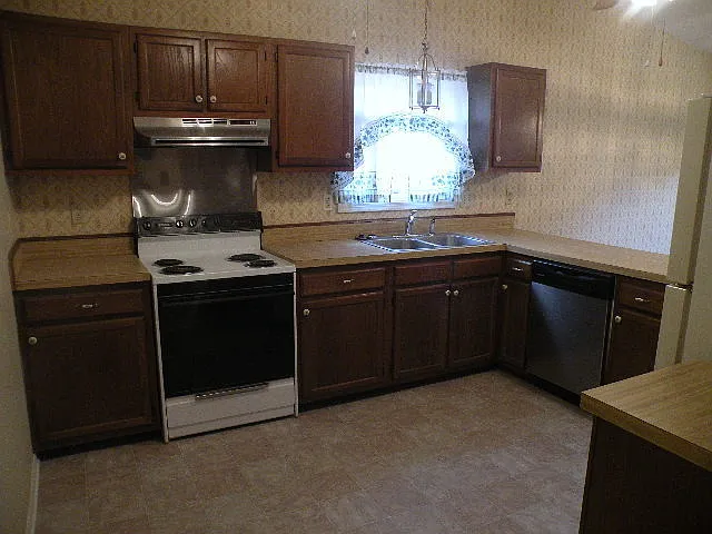 104 Bayer Ct — Photo 3