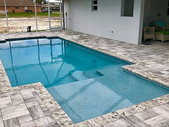 3rd image of 618 NW 38th Ave