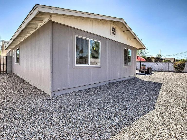 820 W 9th St — Photo 37