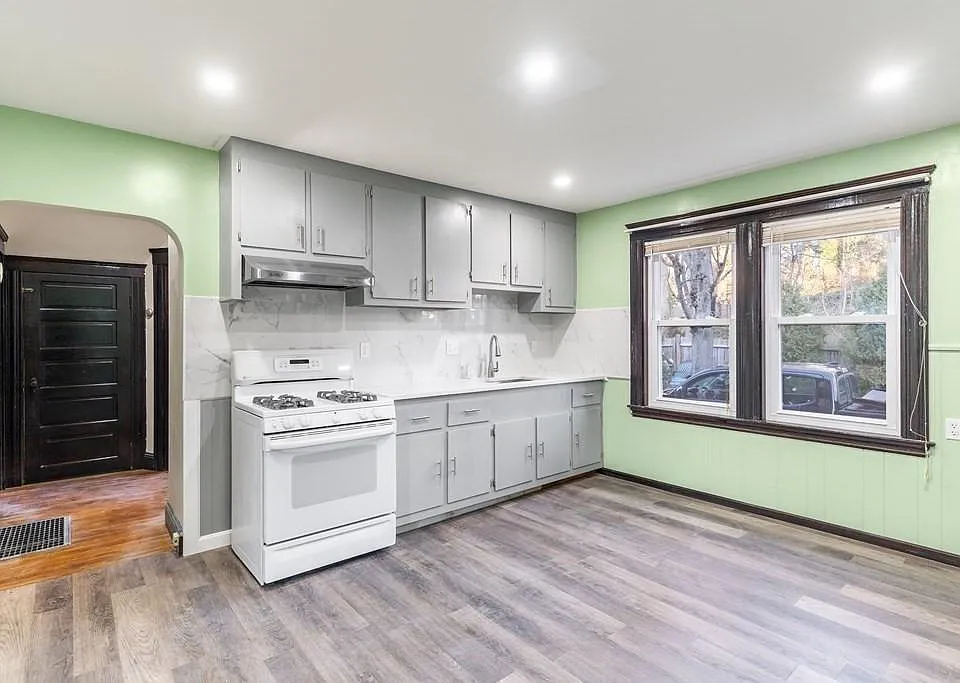 126 Glendale Rd #1
