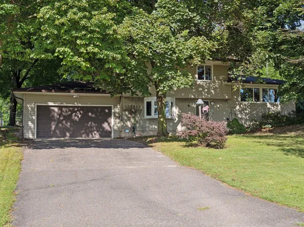 2175 Grotto St N, Roseville, MN 55113