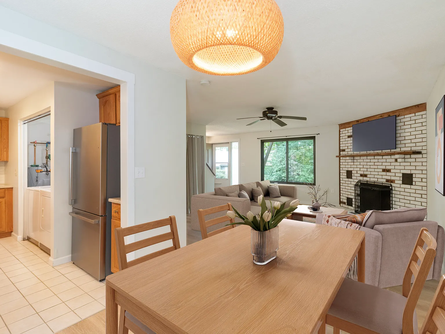 2 bed, 1076 sqft, $2,500 — Photo 2